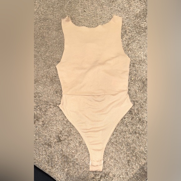 PRETTYLITTLETHING - Tan Bow Open Back Thong Bodysuit - Picture 3 of 6